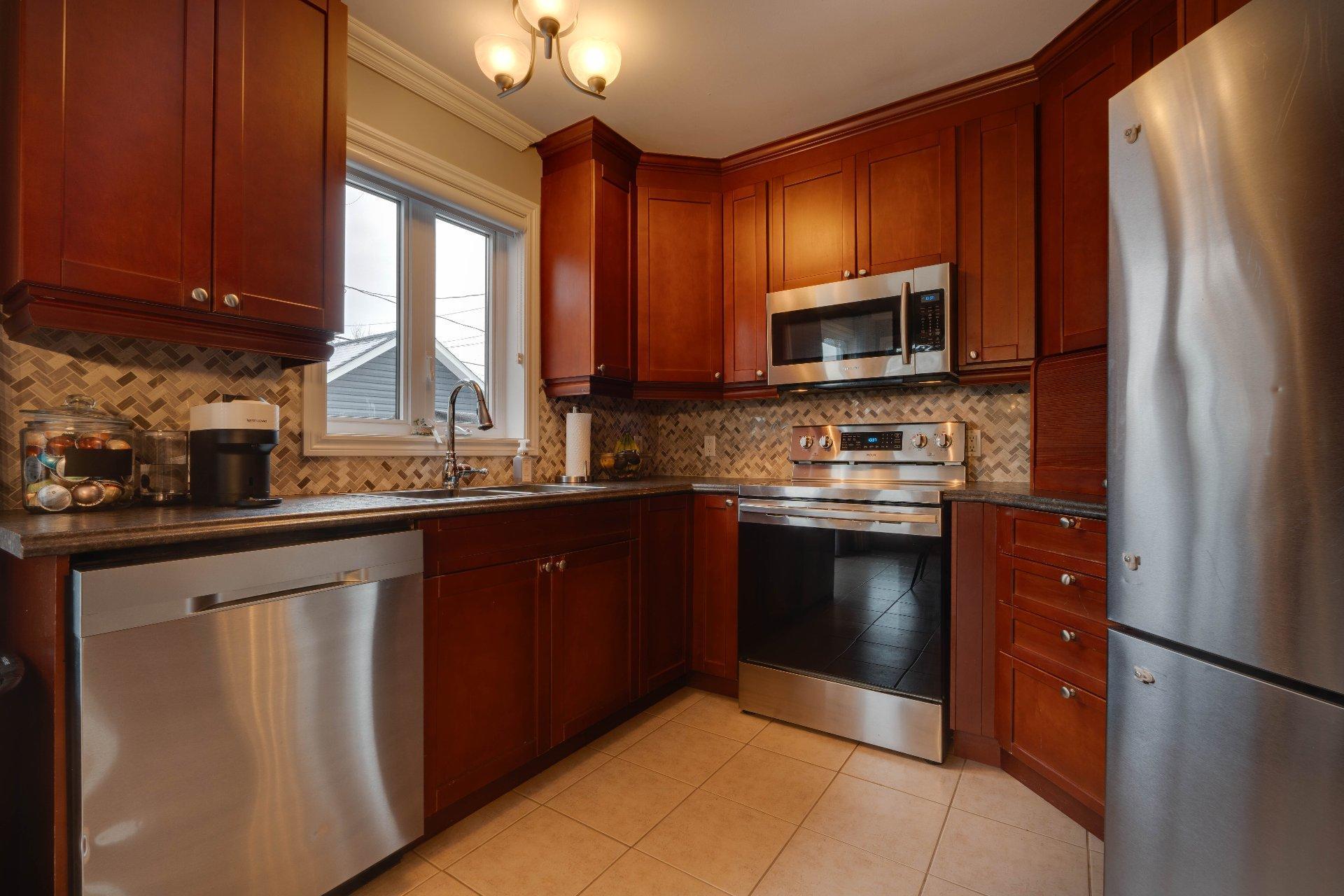 









80


Av. Gérard-Brunelle

,
Saint-Jean-sur-Richelieu,




QC
J2X5L8

