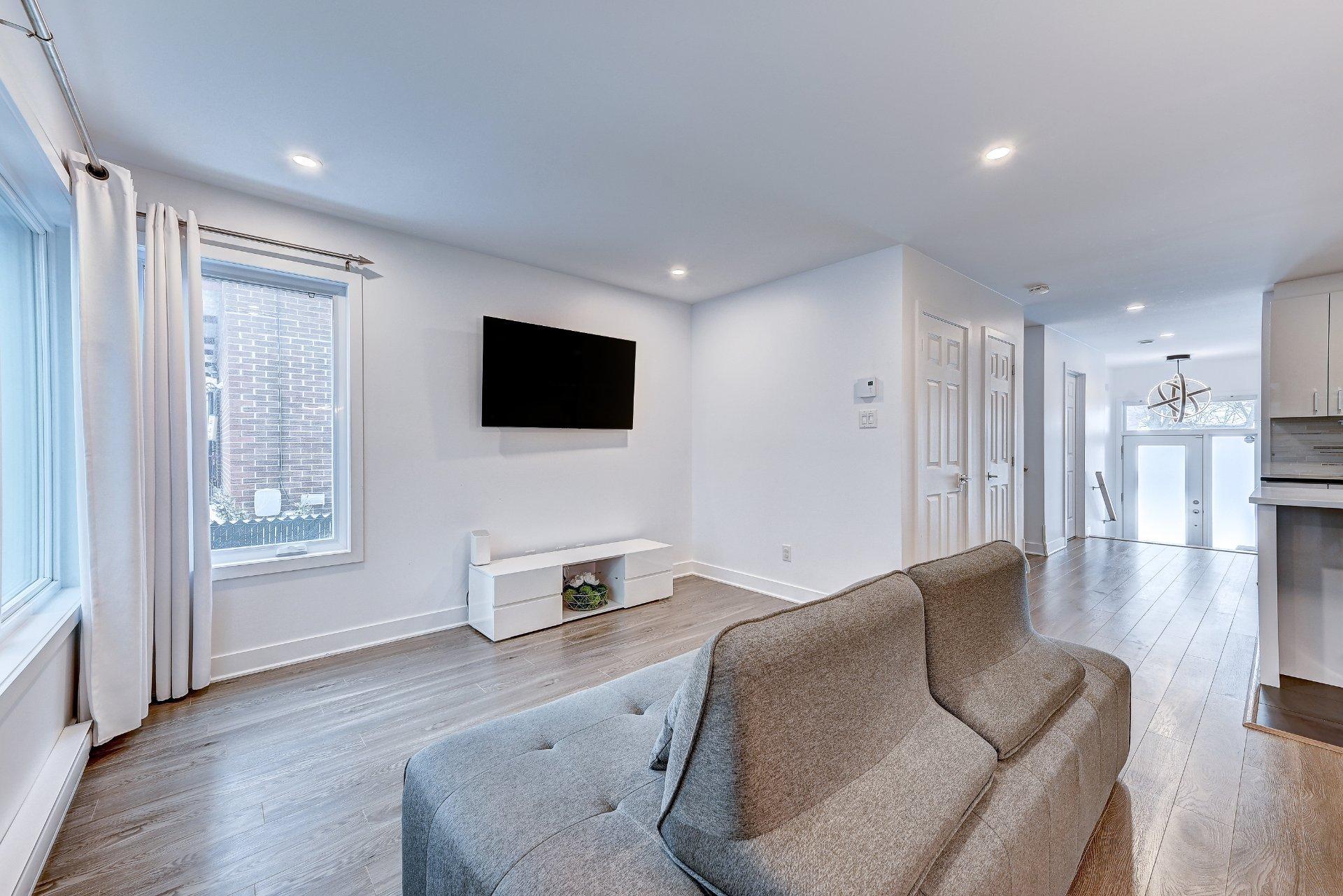 









10399


Av. de Cobourg

,
Montréal (Montréal-Nord),




QC
H1H4W9

