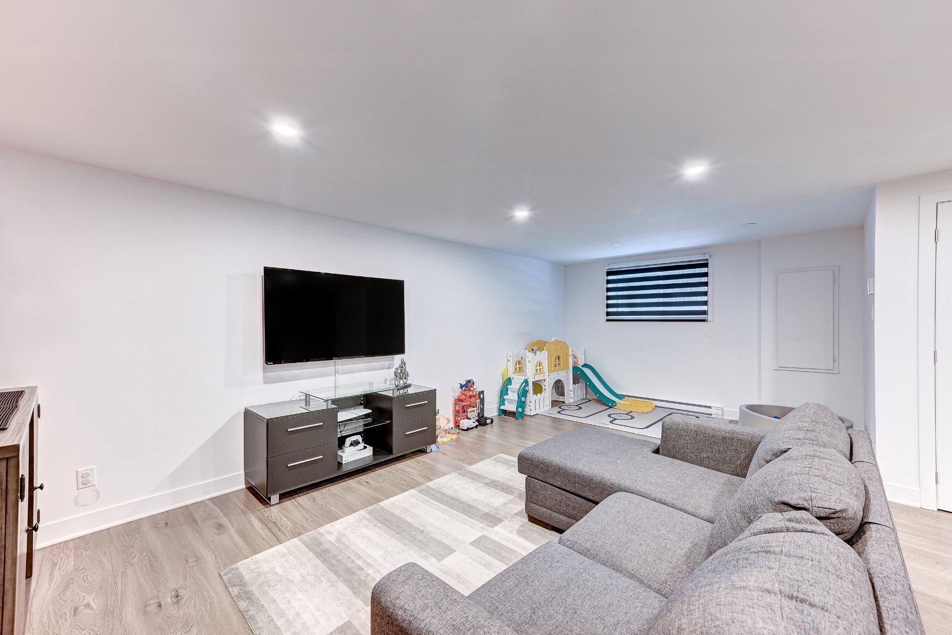 









10399


Av. de Cobourg

,
Montréal (Montréal-Nord),




QC
H1H4W9

