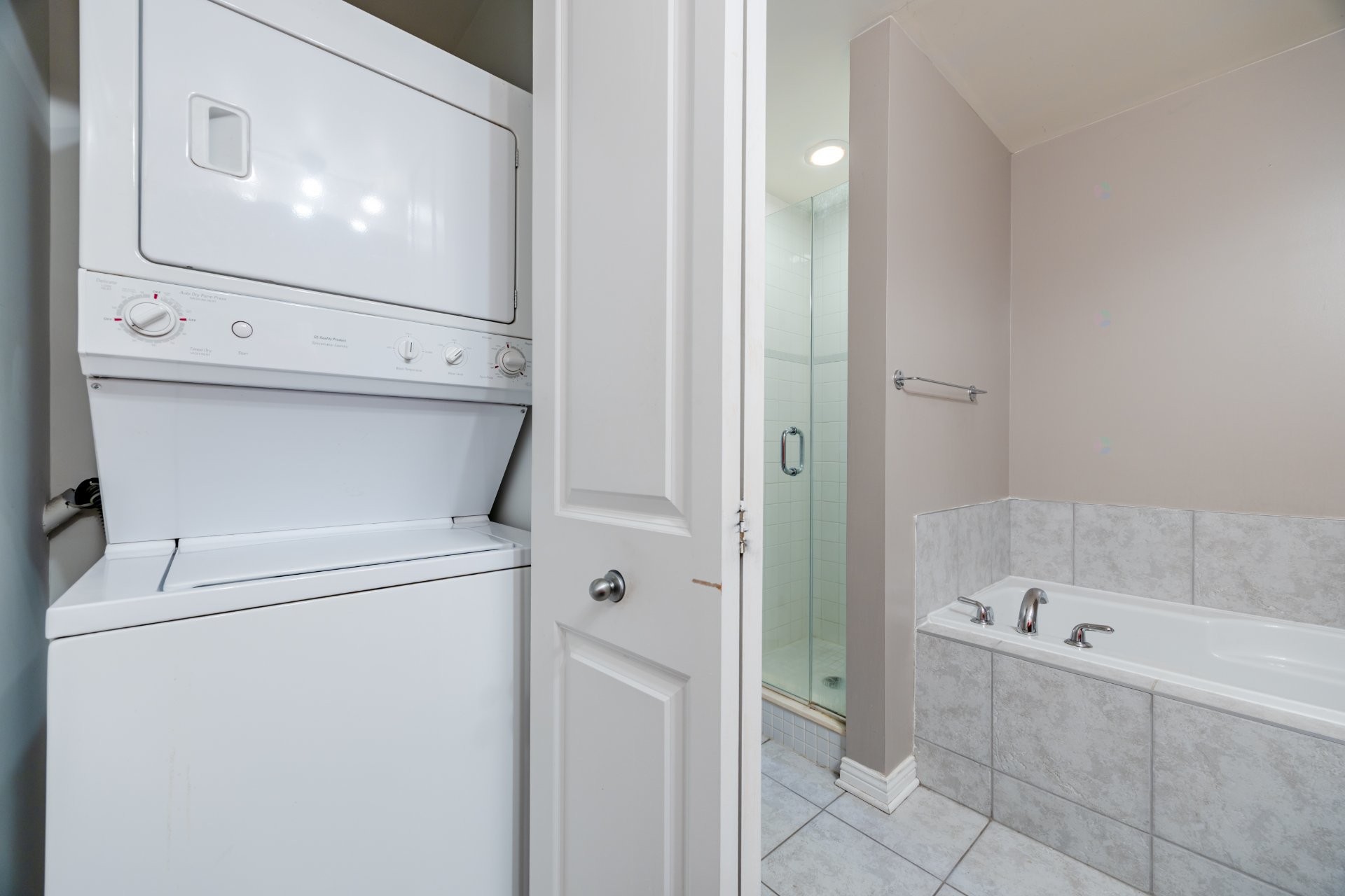 









1200


Rue St-Jacques

, 2101,
Montréal (Ville-Marie),




QC
H3C0E9

