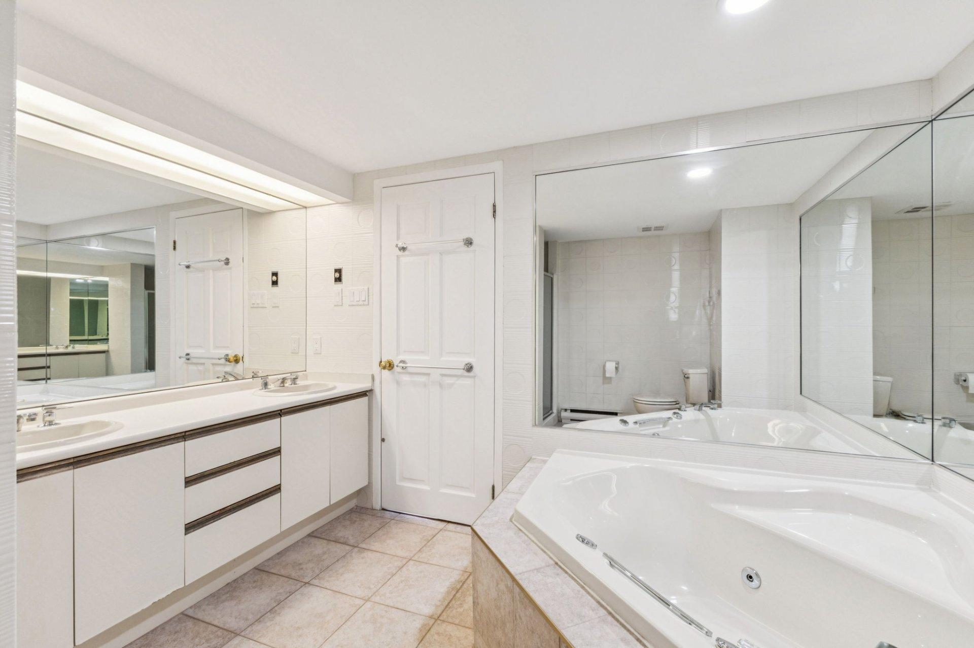 









175


Rue Laurier

, 505,
Gatineau (Hull),




QC
J8X4G3

