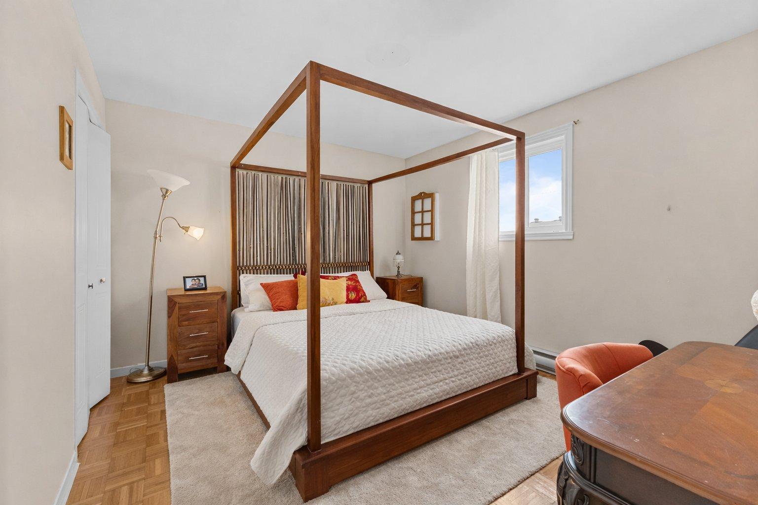 









1687


Rue des Saphirs

,
Longueuil (Saint-Hubert),




QC
J4T3S7

