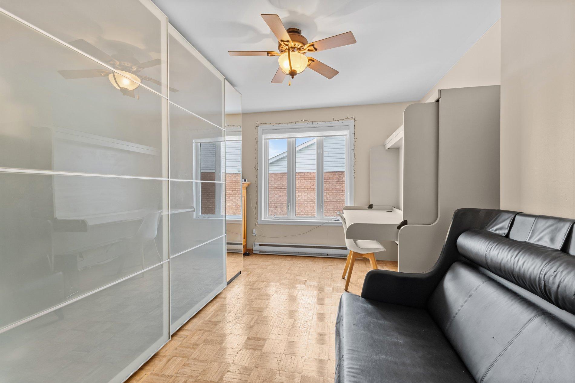 









1687


Rue des Saphirs

,
Longueuil (Saint-Hubert),




QC
J4T3S7

