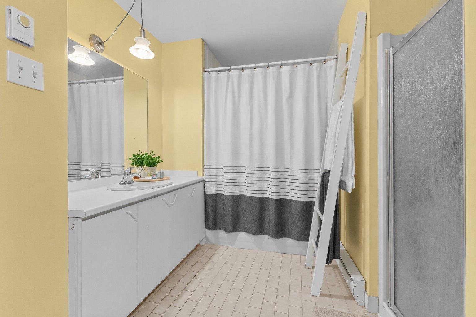 









1687


Rue des Saphirs

,
Longueuil (Saint-Hubert),




QC
J4T3S7

