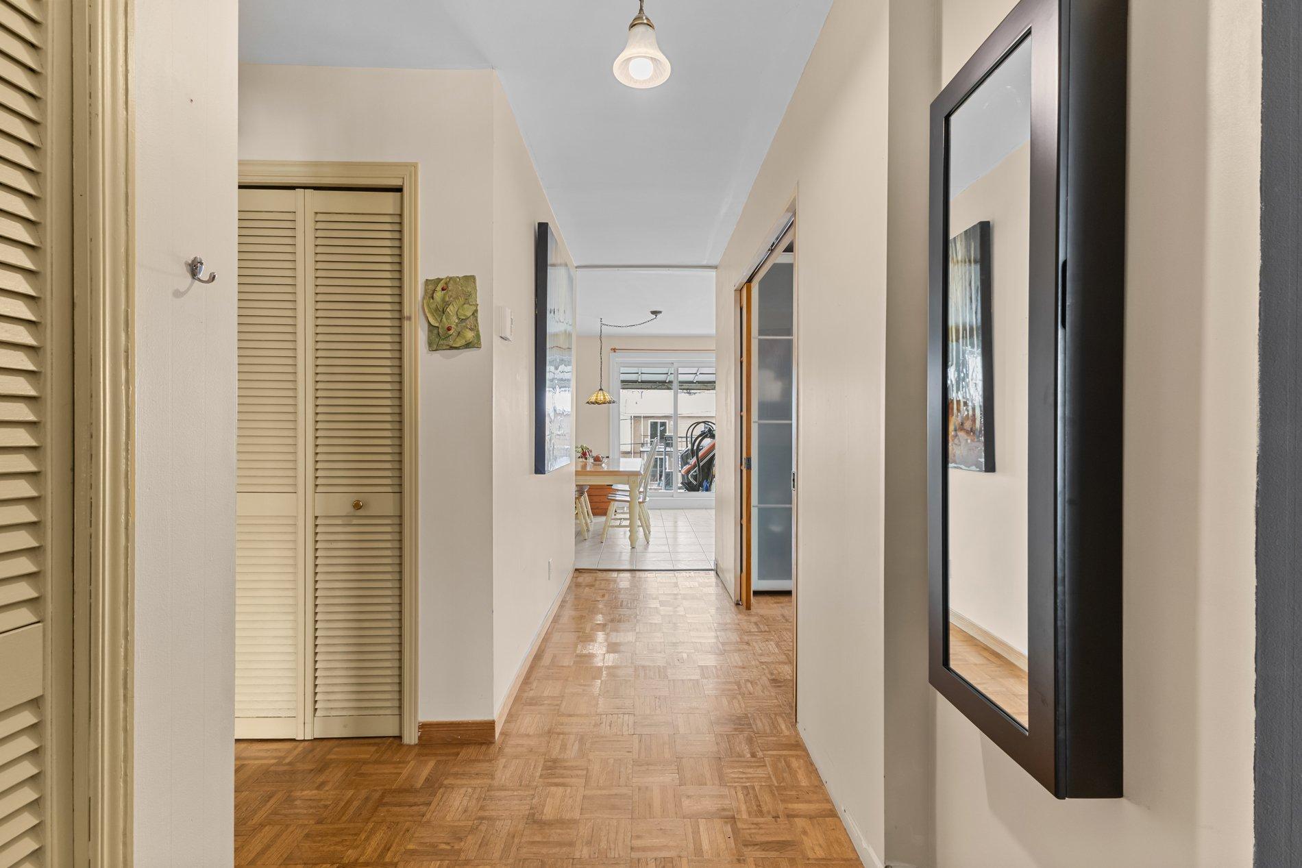 









1687


Rue des Saphirs

,
Longueuil (Saint-Hubert),




QC
J4T3S7

