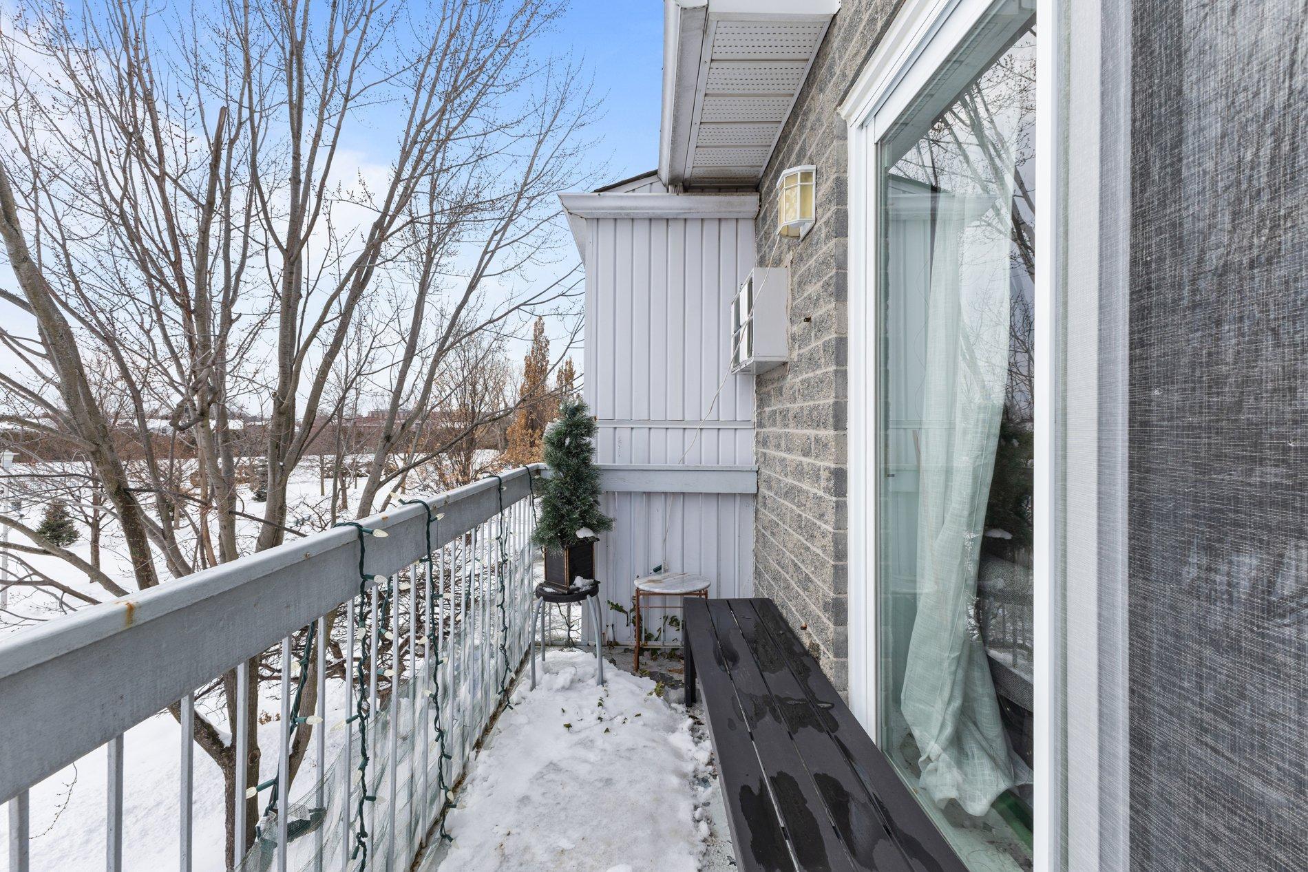 









1687


Rue des Saphirs

,
Longueuil (Saint-Hubert),




QC
J4T3S7

