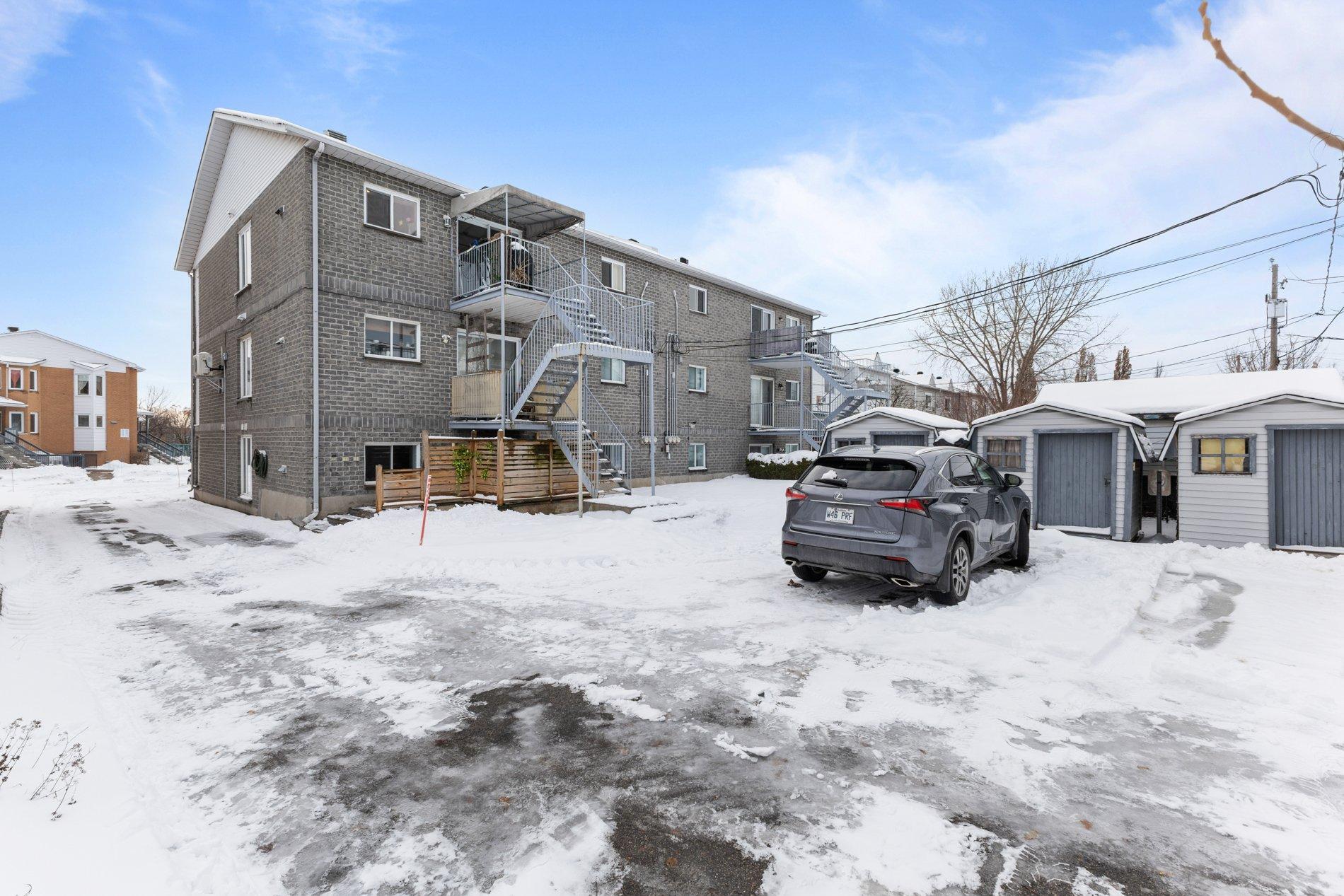 









1687


Rue des Saphirs

,
Longueuil (Saint-Hubert),




QC
J4T3S7

