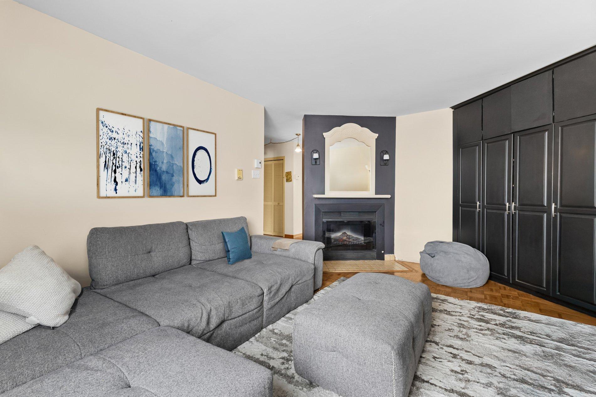 









1687


Rue des Saphirs

,
Longueuil (Saint-Hubert),




QC
J4T3S7

