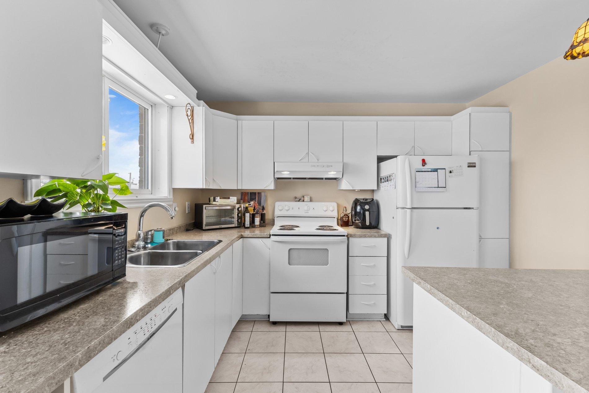 









1687


Rue des Saphirs

,
Longueuil (Saint-Hubert),




QC
J4T3S7

