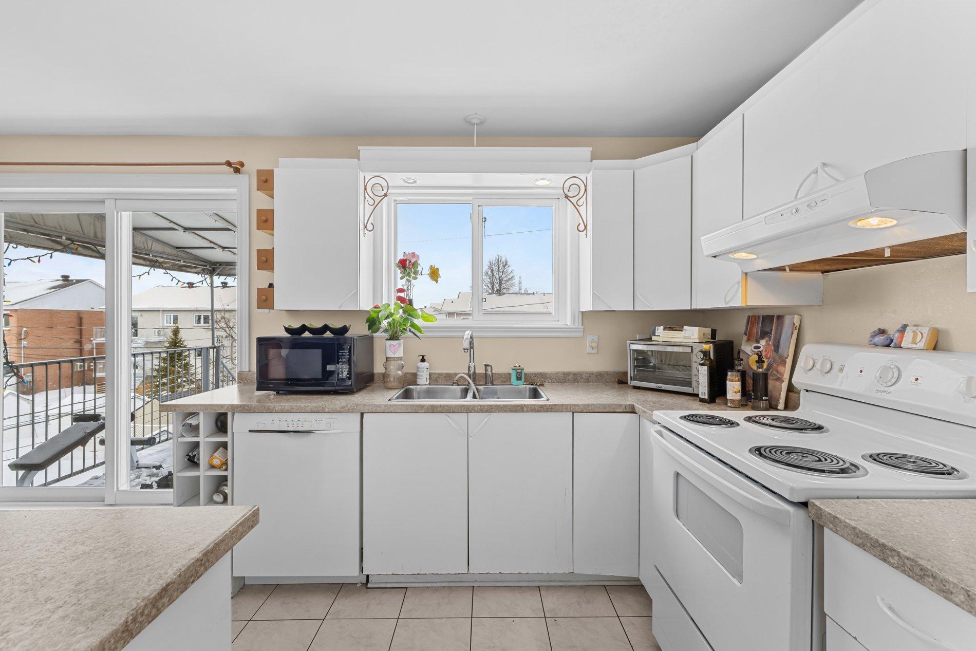 









1687


Rue des Saphirs

,
Longueuil (Saint-Hubert),




QC
J4T3S7

