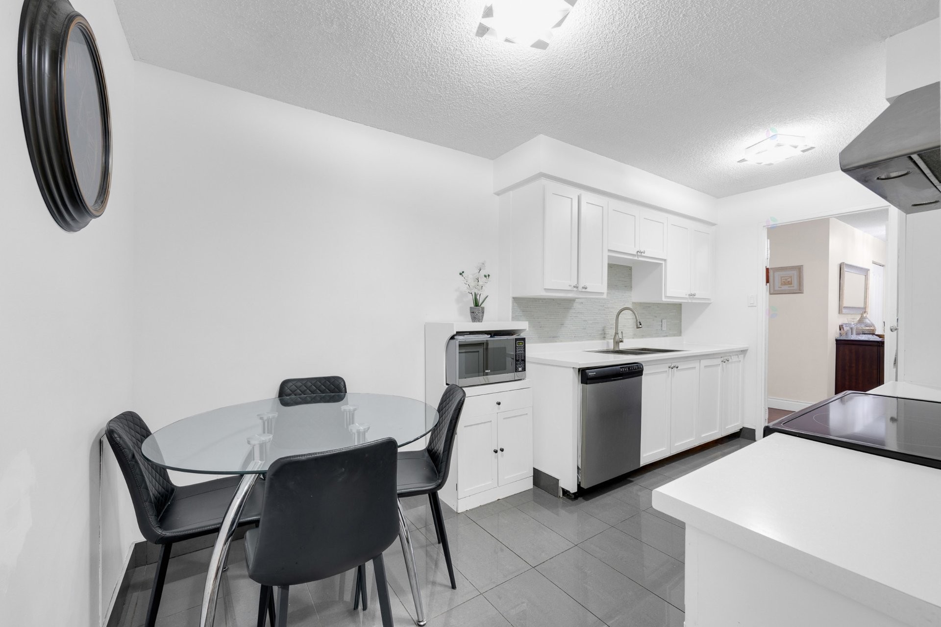









5740


Av. Rembrandt

, 107,
Côte-Saint-Luc,




QC
H4E2Z2

