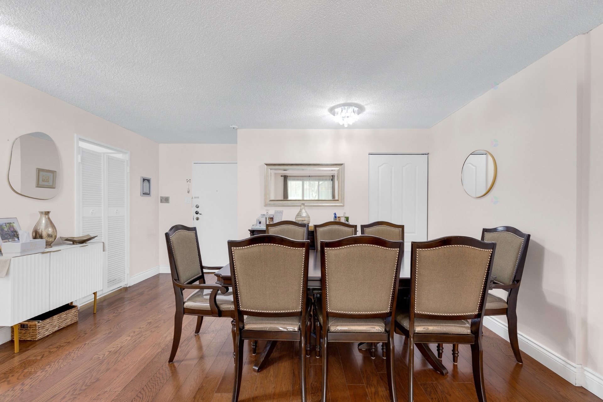 









5740


Av. Rembrandt

, 107,
Côte-Saint-Luc,




QC
H4E2Z2

