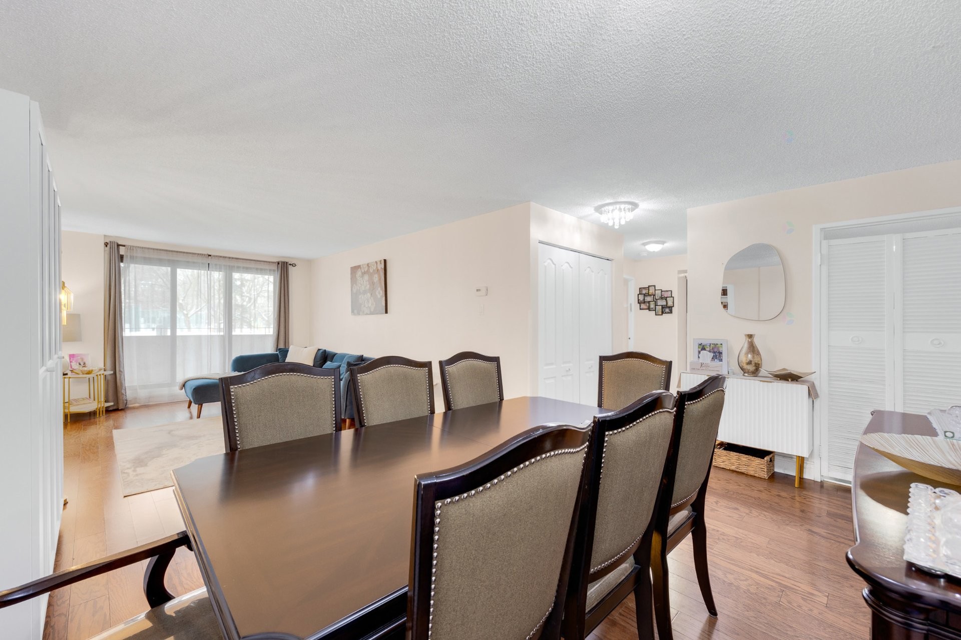 









5740


Av. Rembrandt

, 107,
Côte-Saint-Luc,




QC
H4E2Z2

