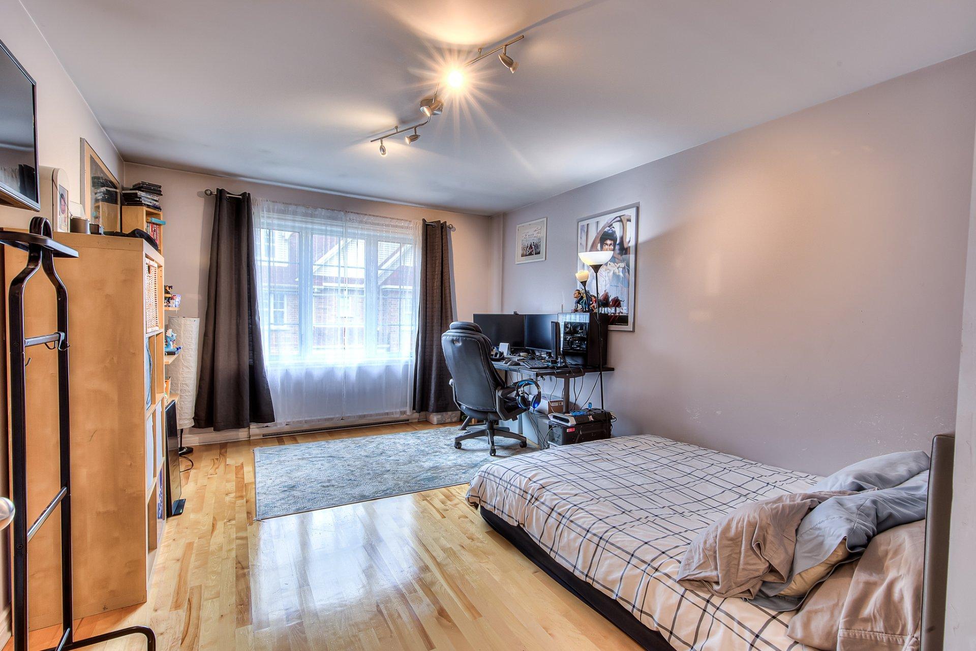 









3895Z


Rue Céline-Marier

,
Montréal (Saint-Laurent),




QC
H4R3N3

