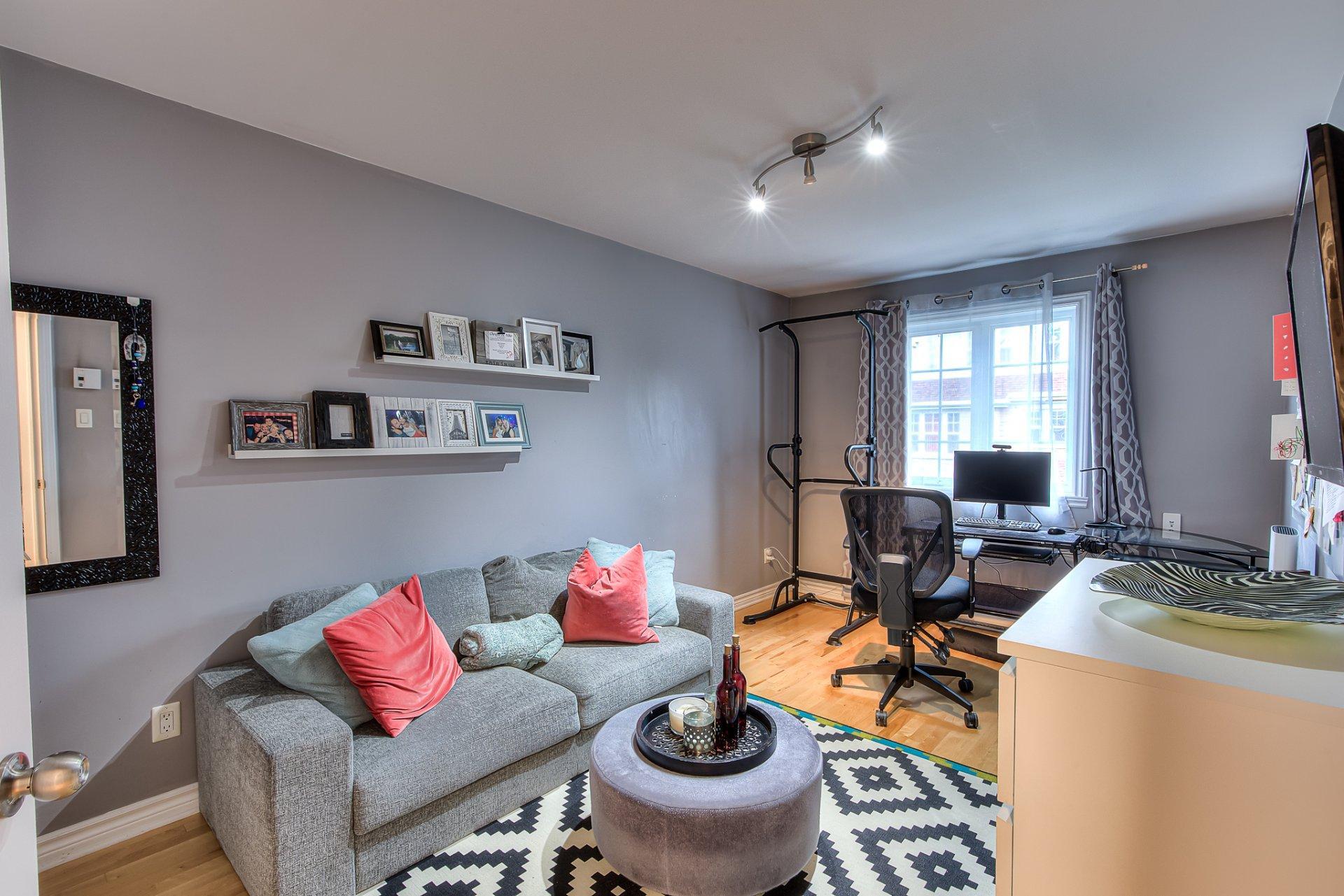 









3895Z


Rue Céline-Marier

,
Montréal (Saint-Laurent),




QC
H4R3N3

