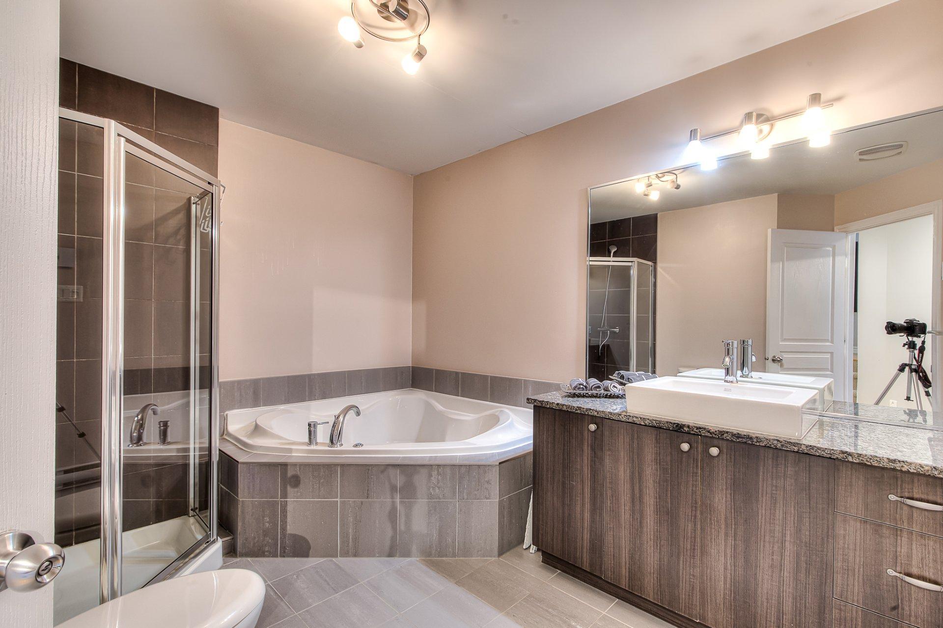 









3895Z


Rue Céline-Marier

,
Montréal (Saint-Laurent),




QC
H4R3N3

