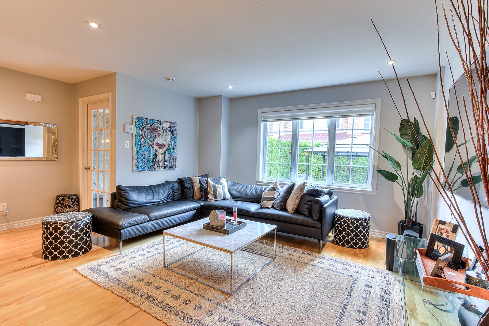 









3895Z


Rue Céline-Marier

,
Montréal (Saint-Laurent),




QC
H4R3N3

