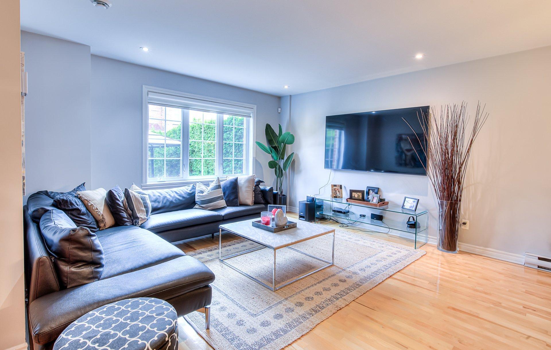 









3895Z


Rue Céline-Marier

,
Montréal (Saint-Laurent),




QC
H4R3N3

