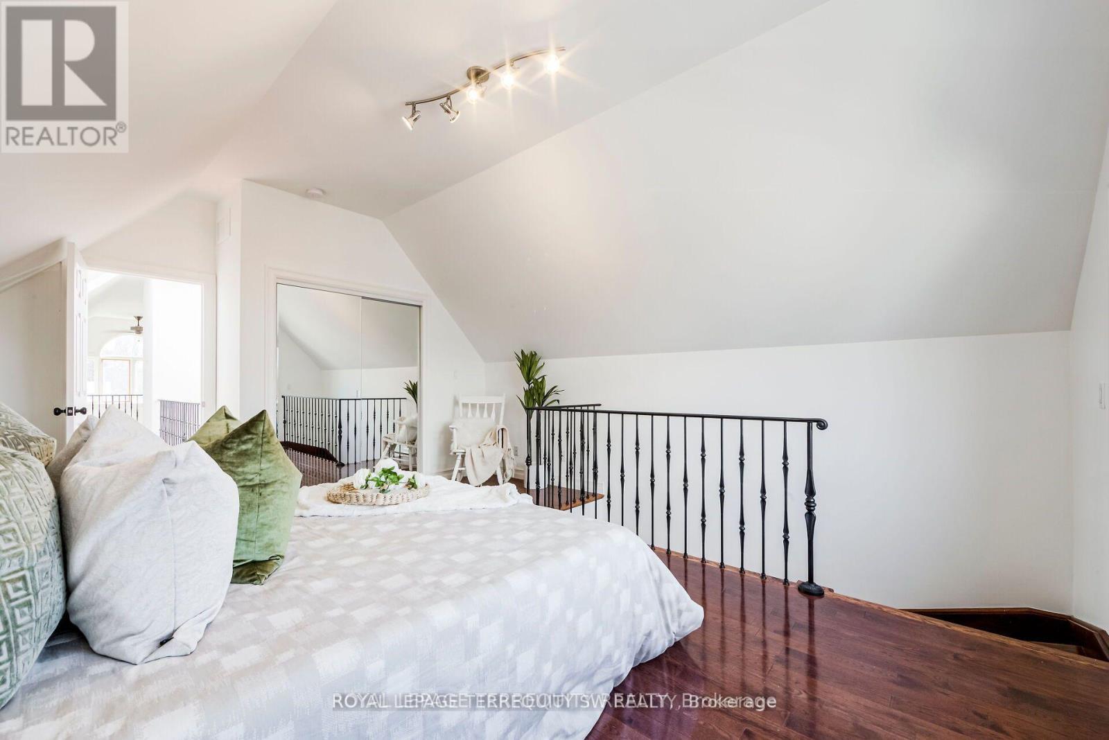 












329 LIPPINCOTT STREET

,
Toronto,




Ontario
M5S2P6

