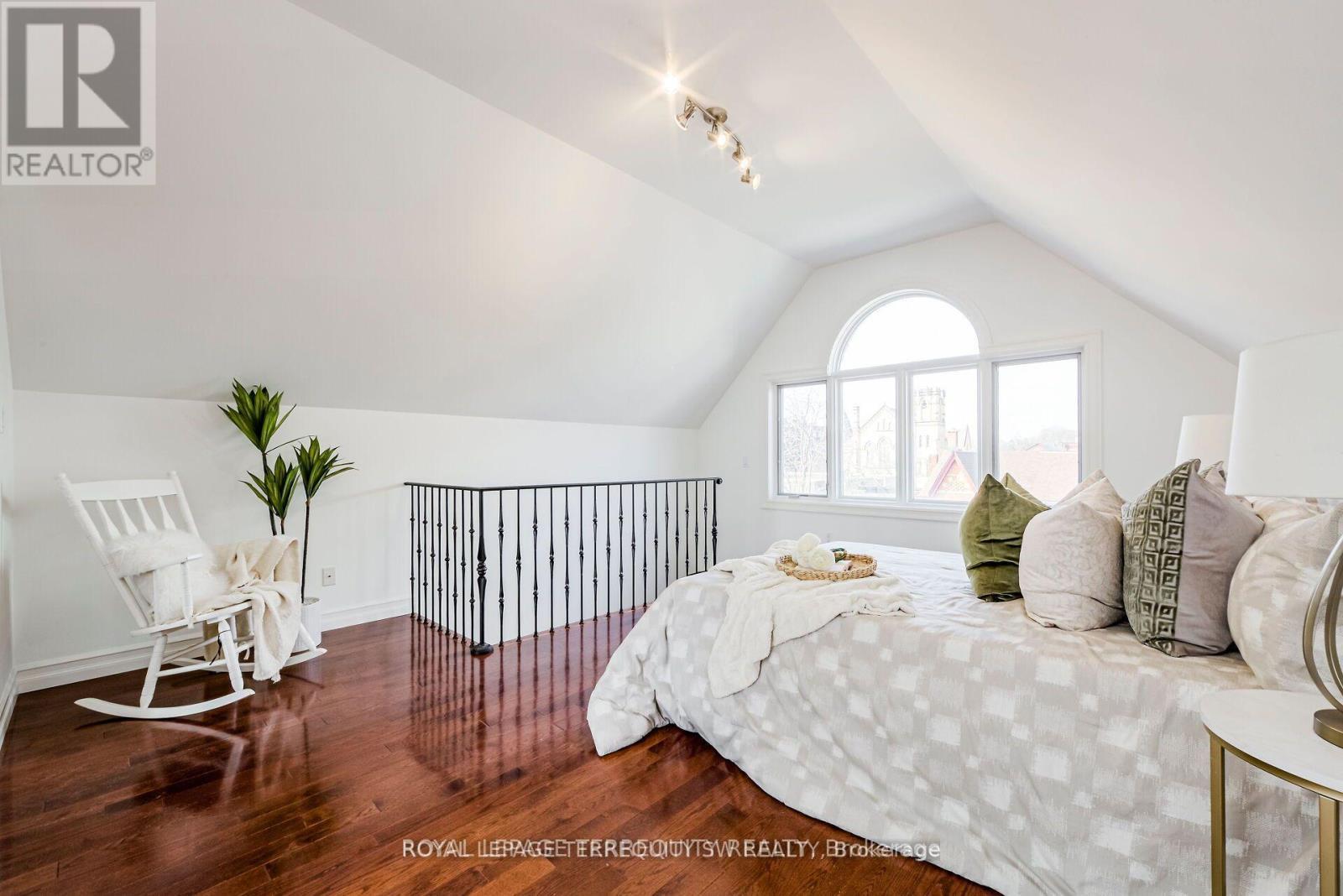 












329 LIPPINCOTT STREET

,
Toronto,




Ontario
M5S2P6

