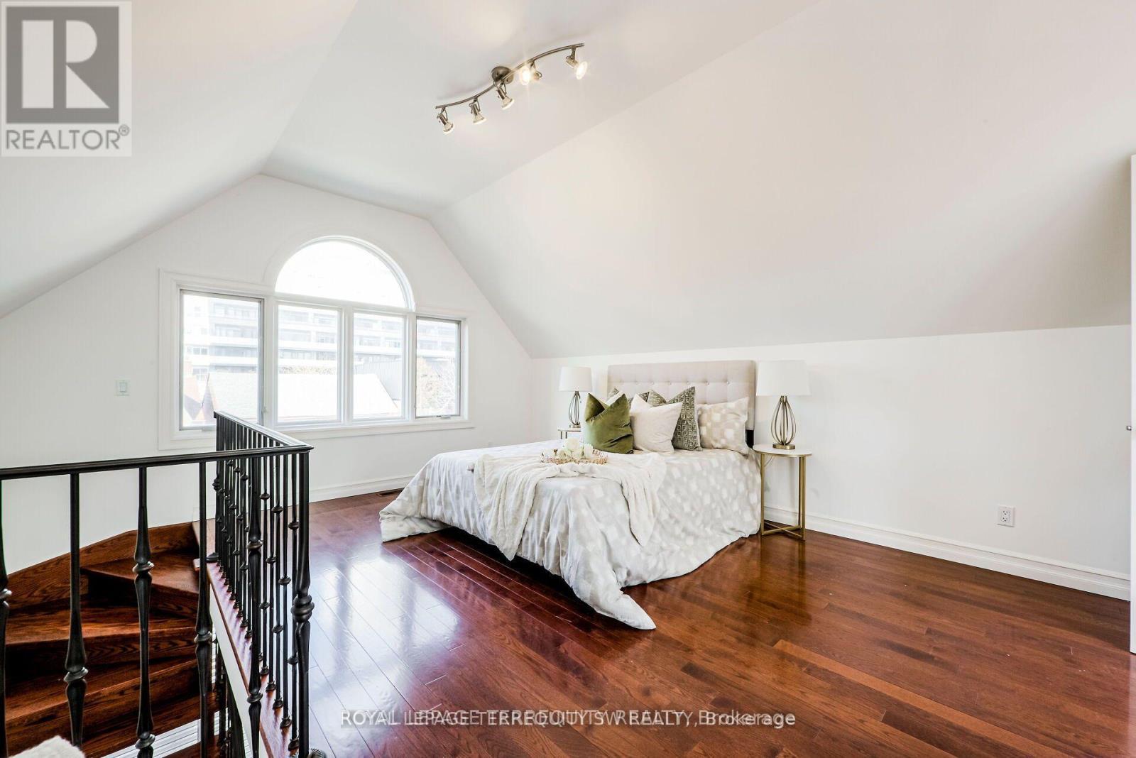 












329 LIPPINCOTT STREET

,
Toronto,




Ontario
M5S2P6

