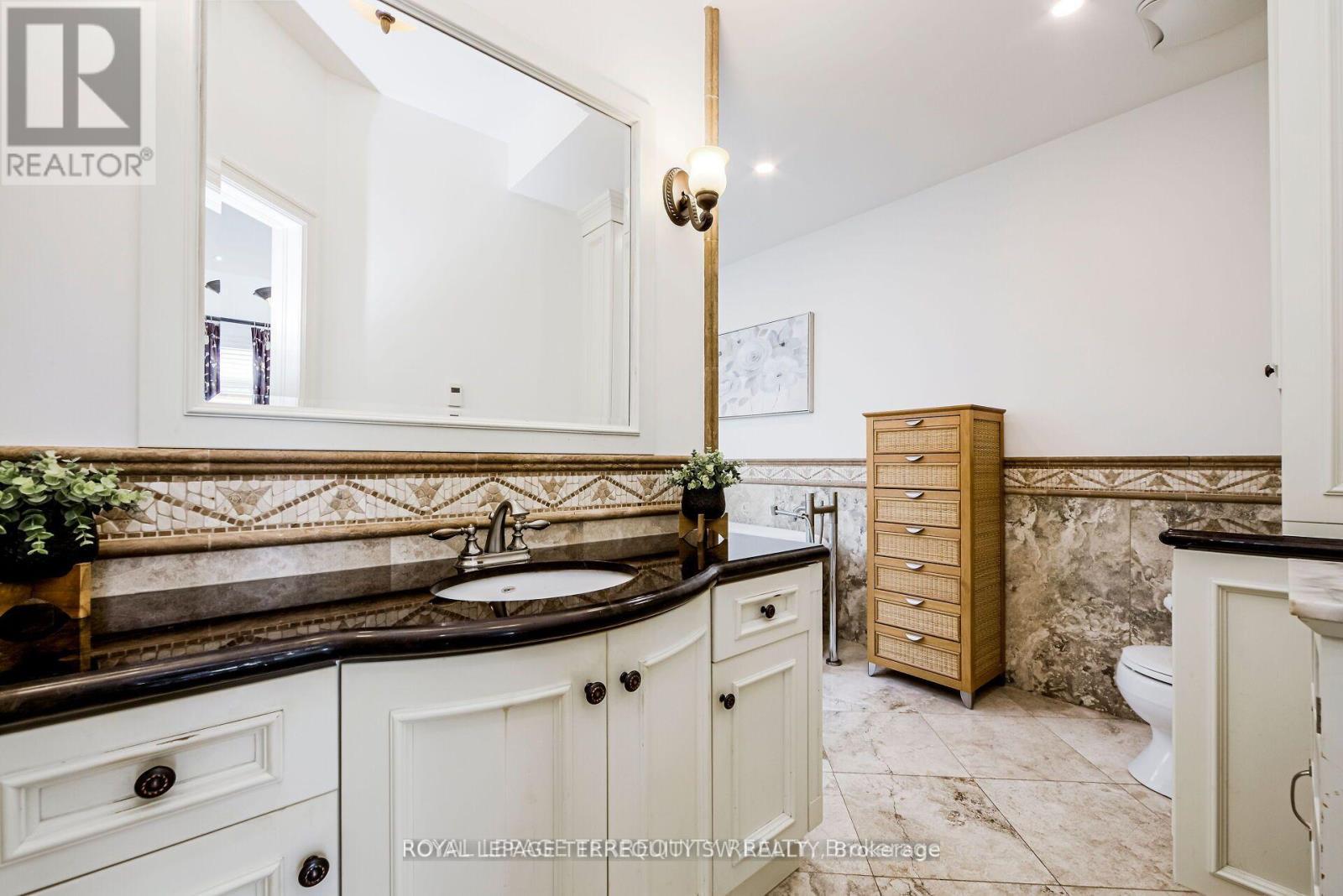 












329 LIPPINCOTT STREET

,
Toronto,




Ontario
M5S2P6

