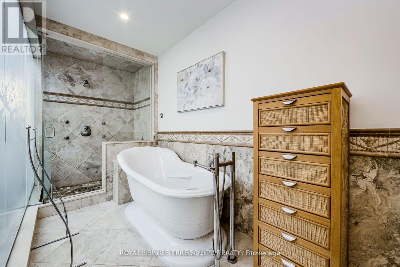 












329 LIPPINCOTT STREET

,
Toronto,




Ontario
M5S2P6

