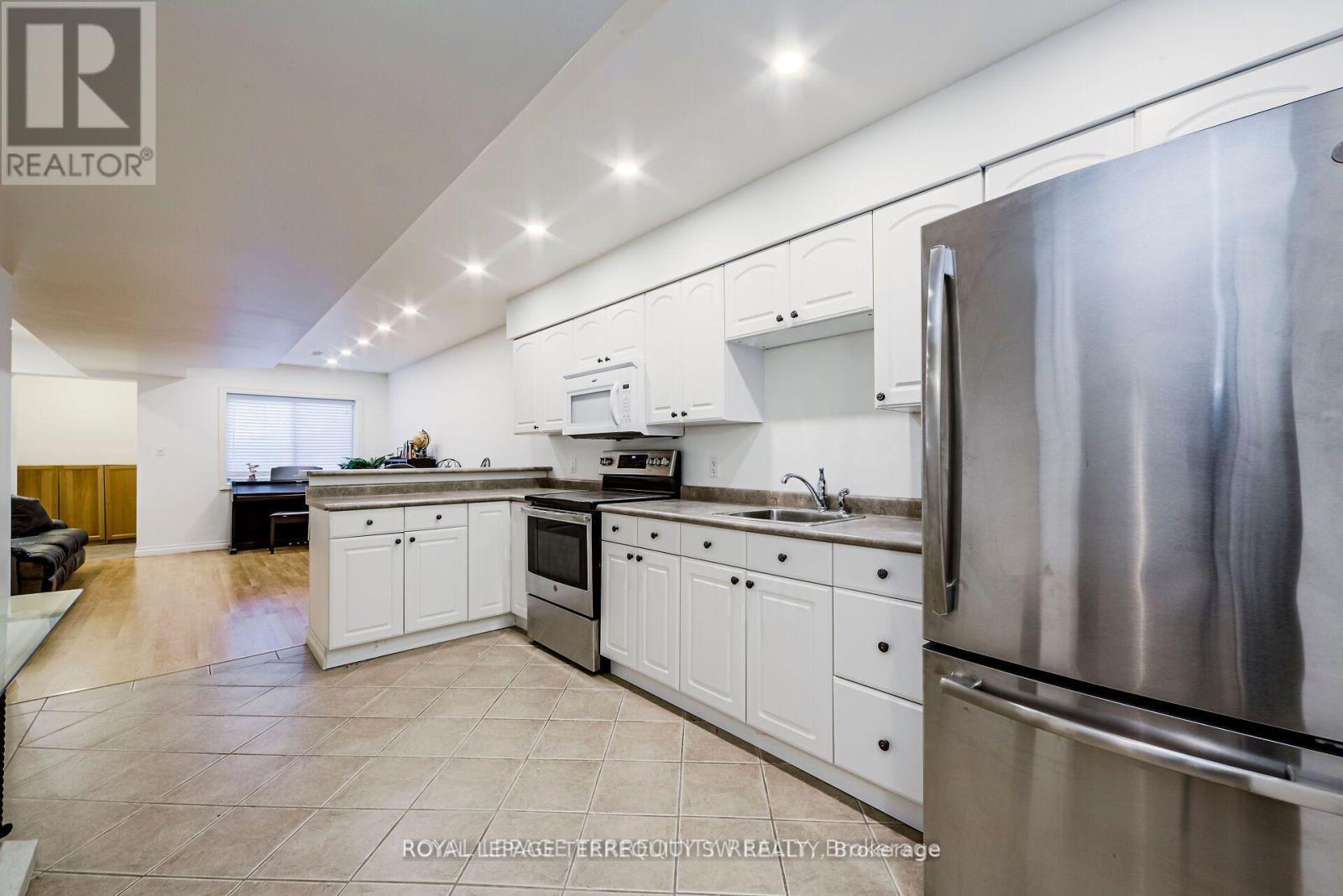 












329 LIPPINCOTT STREET

,
Toronto,




Ontario
M5S2P6

