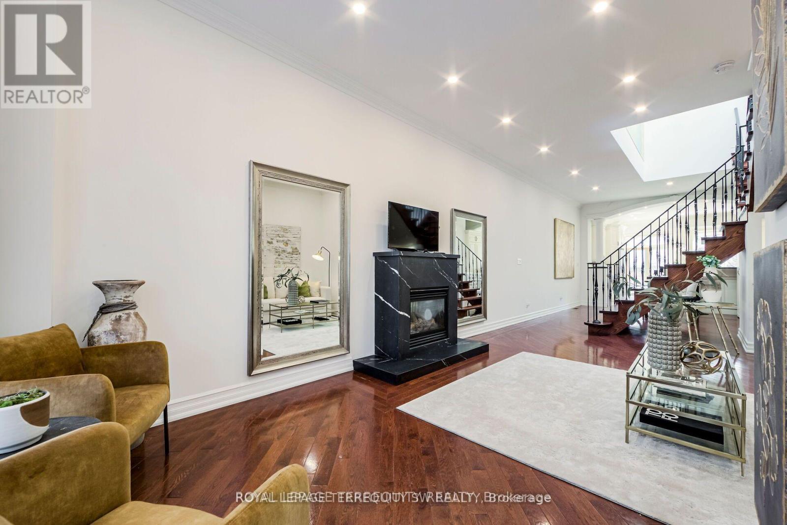 












329 LIPPINCOTT STREET

,
Toronto,




Ontario
M5S2P6

