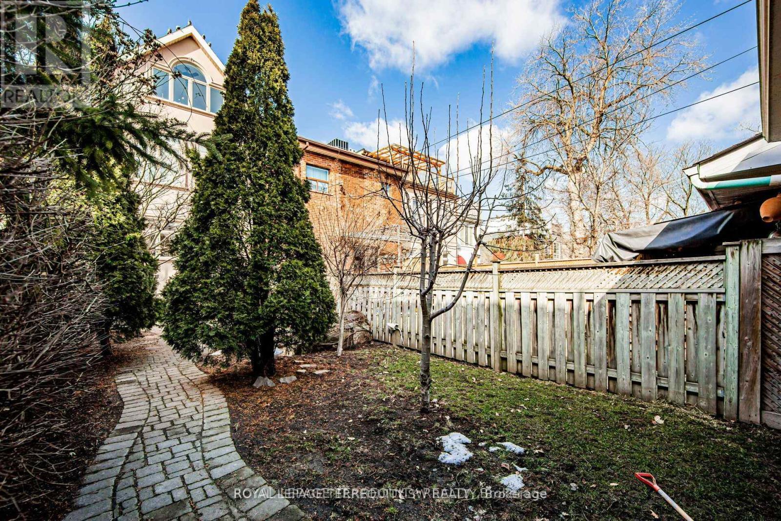 












329 LIPPINCOTT STREET

,
Toronto,




Ontario
M5S2P6

