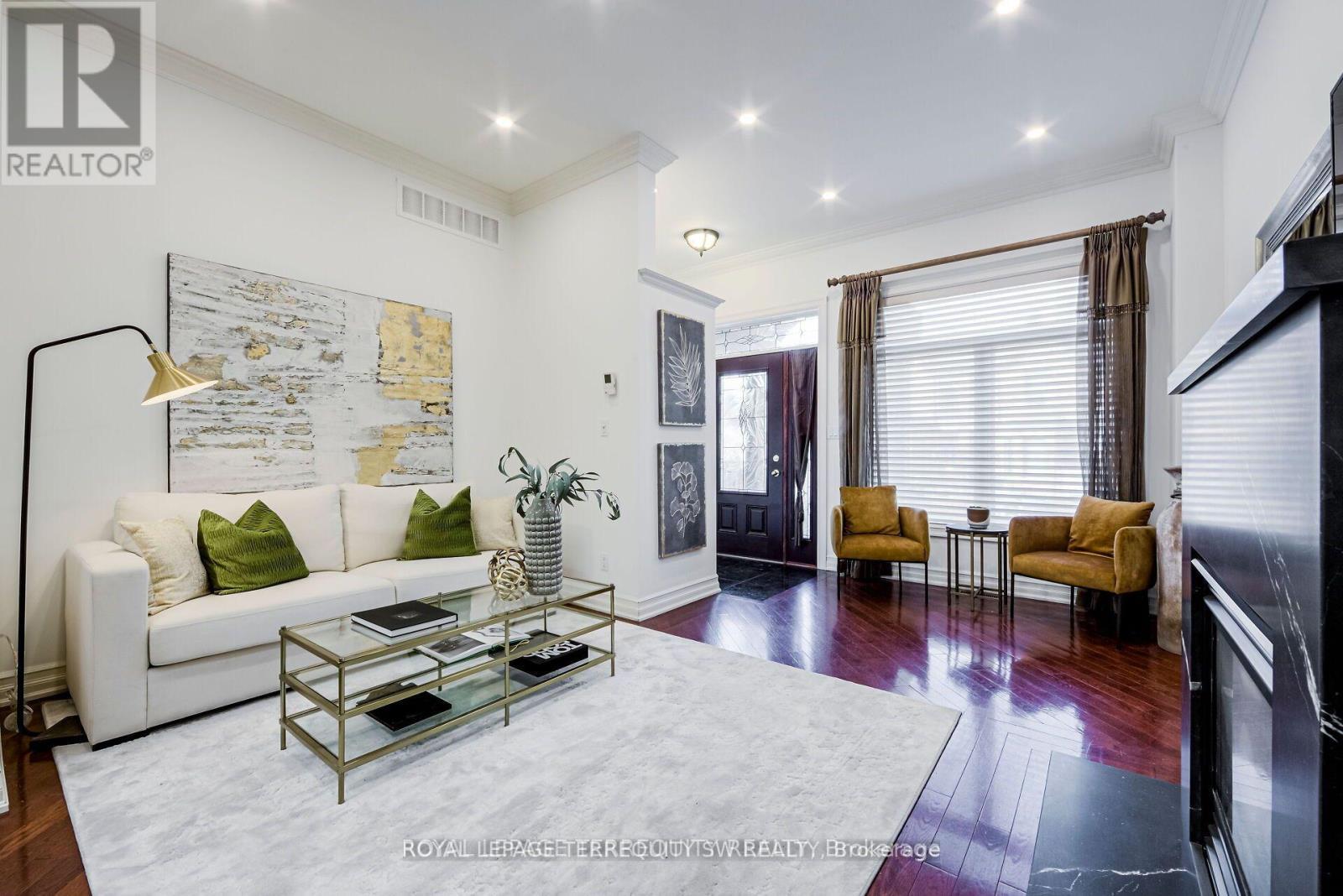 












329 LIPPINCOTT STREET

,
Toronto,




Ontario
M5S2P6

