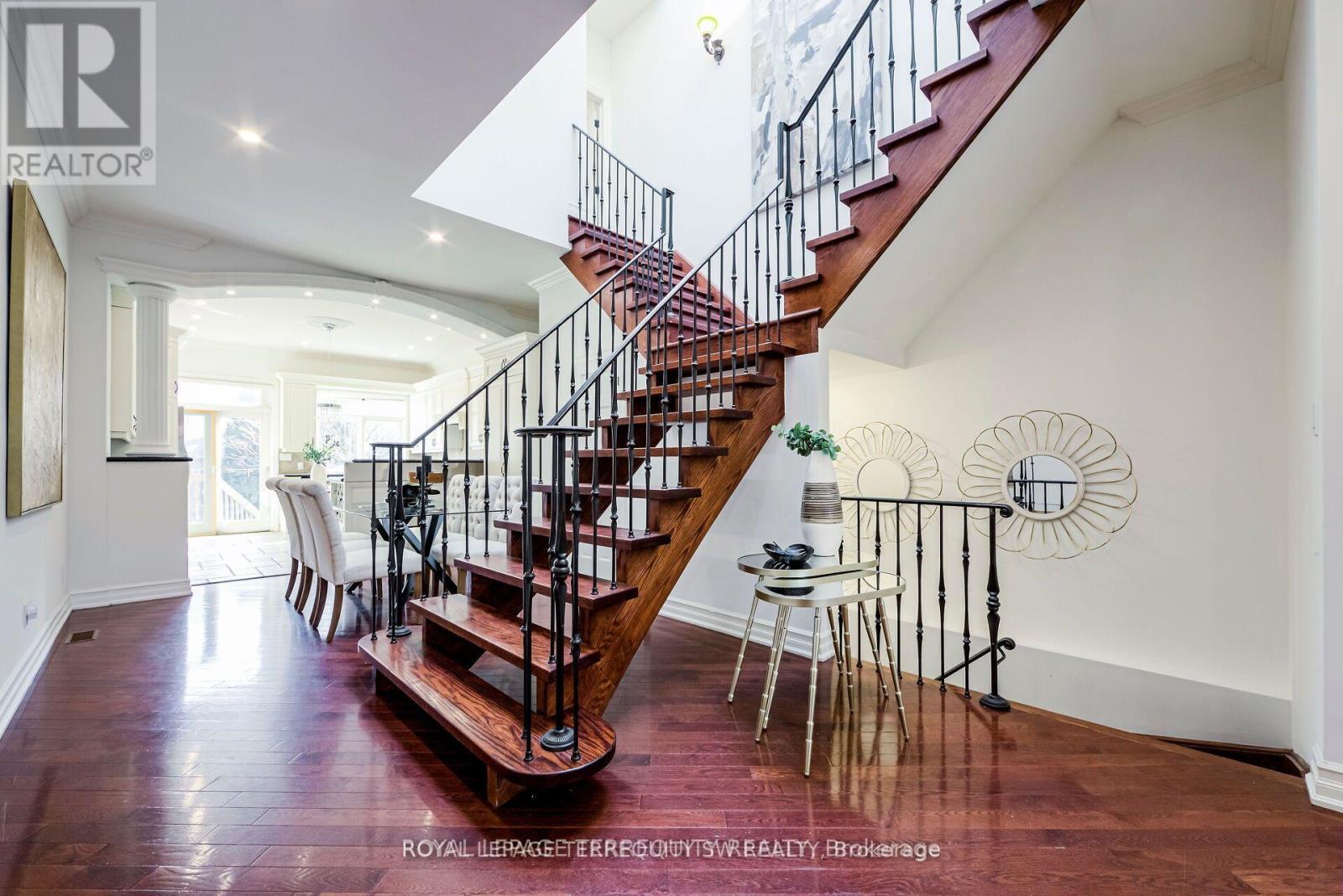 












329 LIPPINCOTT STREET

,
Toronto,




Ontario
M5S2P6

