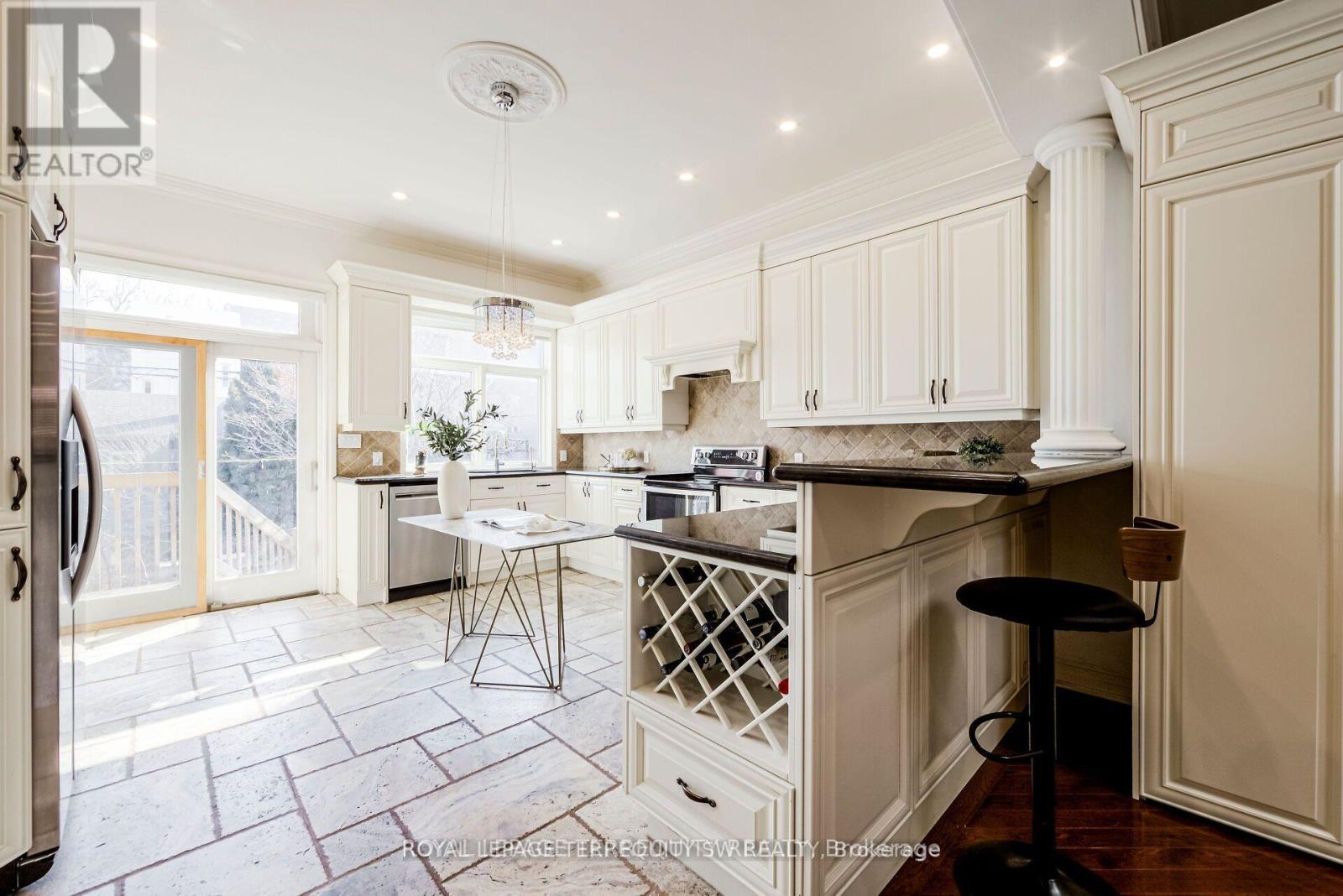 












329 LIPPINCOTT STREET

,
Toronto,




Ontario
M5S2P6

