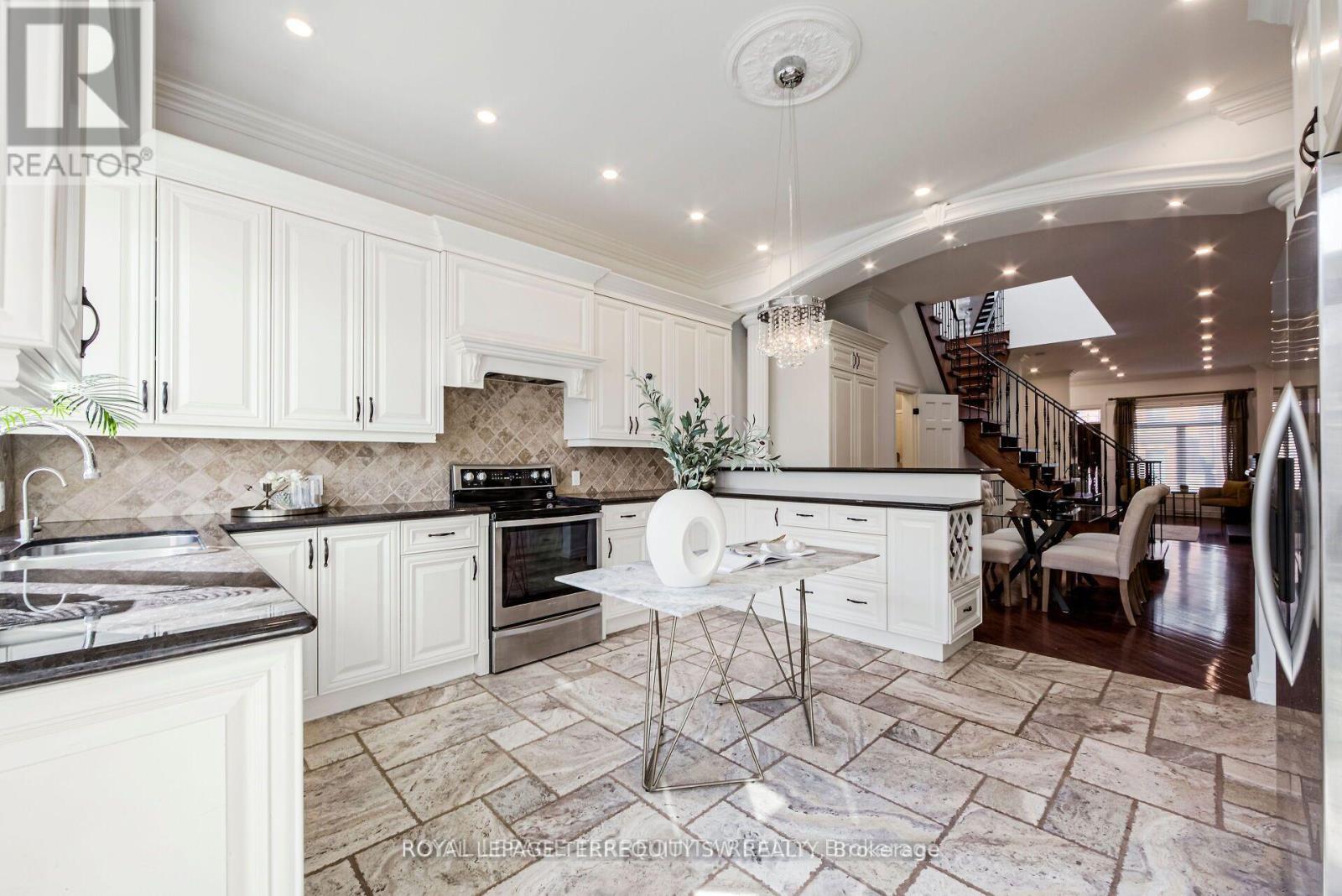 












329 LIPPINCOTT STREET

,
Toronto,




Ontario
M5S2P6

