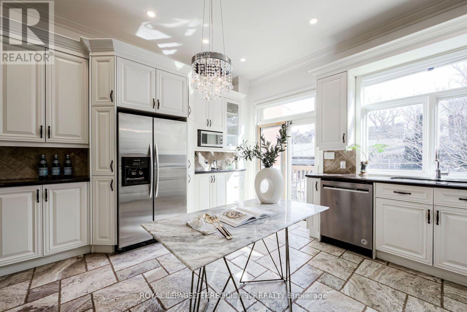 












329 LIPPINCOTT STREET

,
Toronto,




Ontario
M5S2P6

