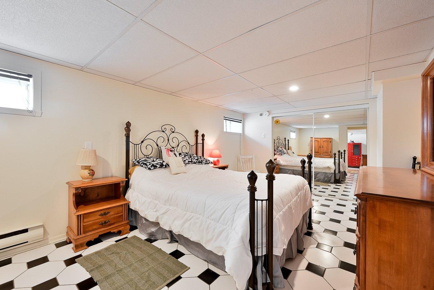 









200


Rue Maple

,
Longueuil (Greenfield Park),




QC
J4V2S1

