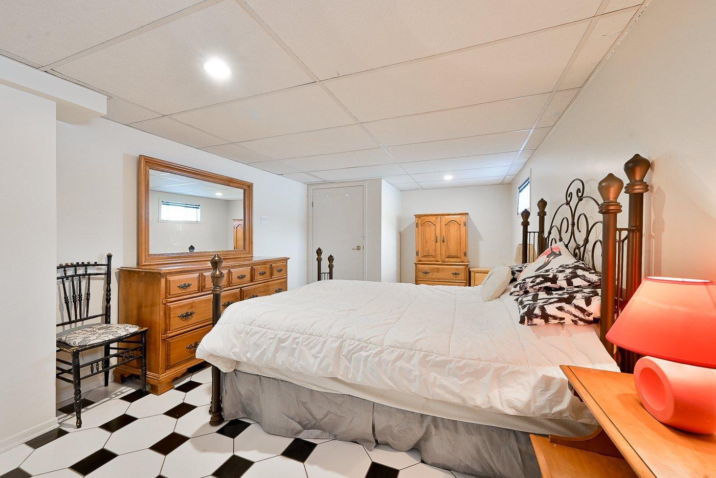 









200


Rue Maple

,
Longueuil (Greenfield Park),




QC
J4V2S1

