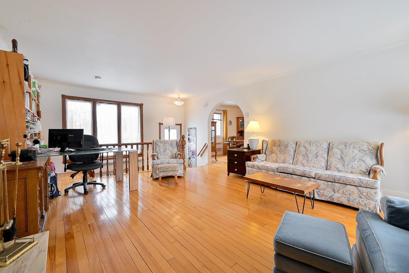 









200


Rue Maple

,
Longueuil (Greenfield Park),




QC
J4V2S1

