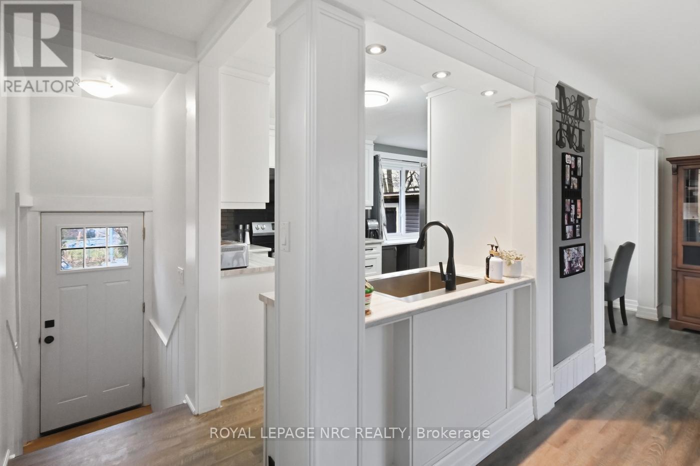 












798 PARKDALE AVENUE

,
Fort Erie (Crescent Park),




Ontario
L2A5B6

