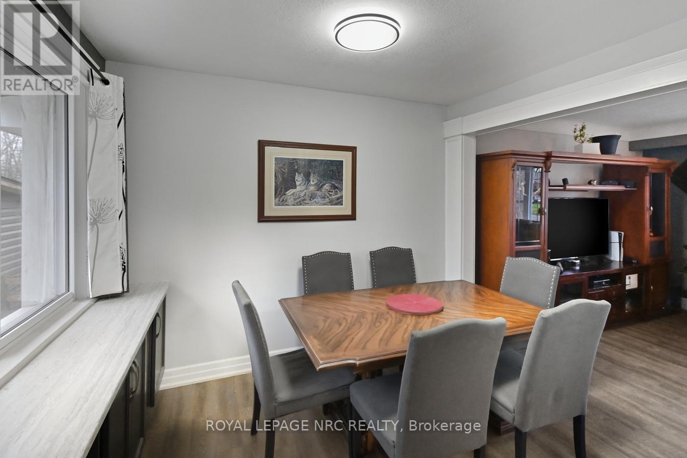 












798 PARKDALE AVENUE

,
Fort Erie (Crescent Park),




Ontario
L2A5B6

