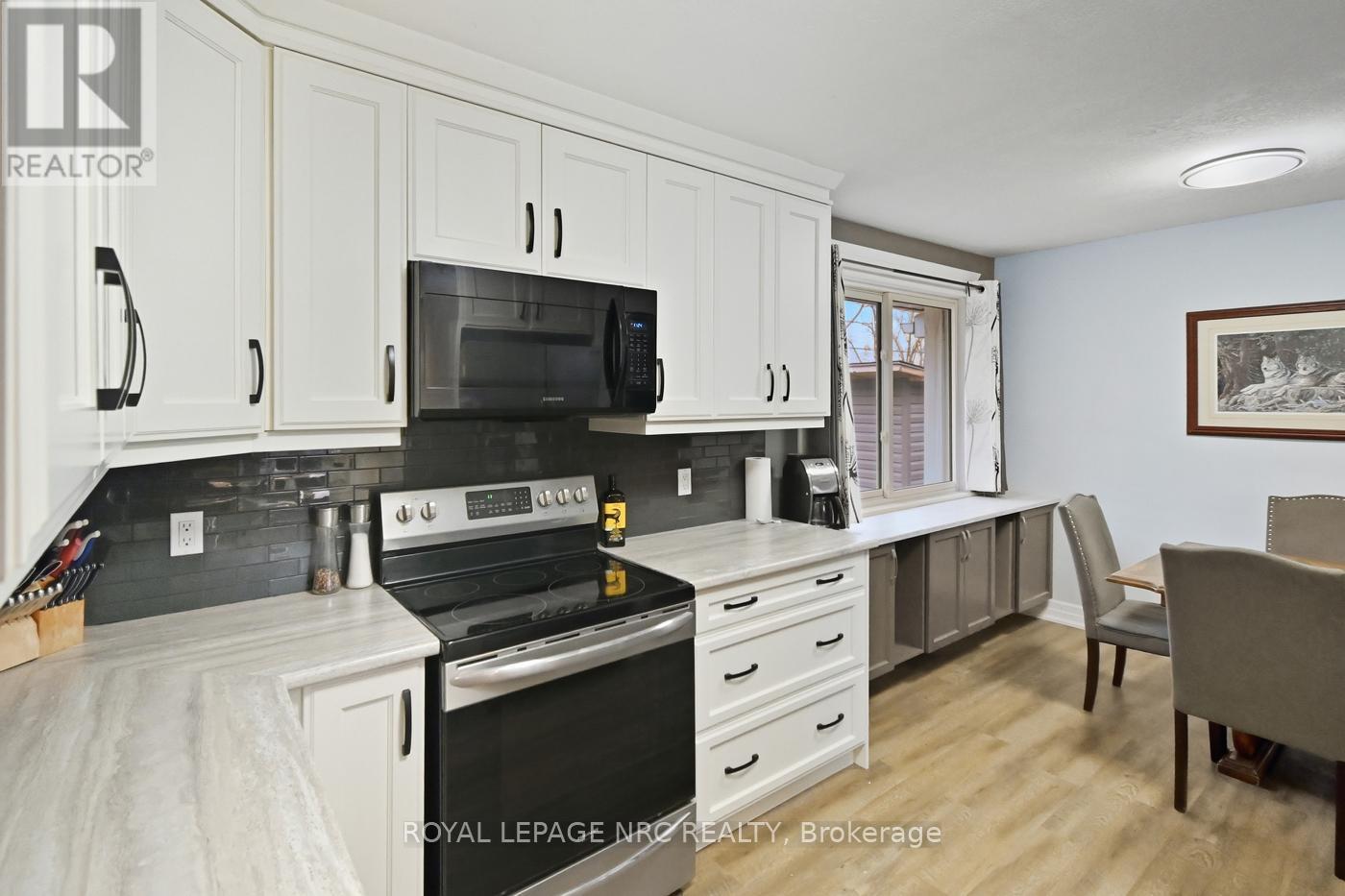 












798 PARKDALE AVENUE

,
Fort Erie (Crescent Park),




Ontario
L2A5B6

