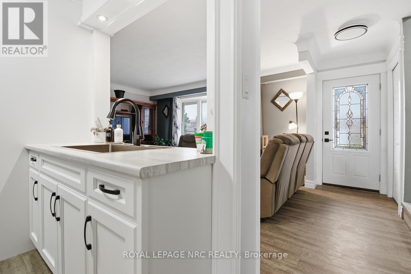 












798 PARKDALE AVENUE

,
Fort Erie (Crescent Park),




Ontario
L2A5B6

