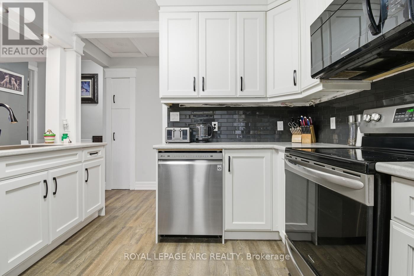 












798 PARKDALE AVENUE

,
Fort Erie (Crescent Park),




Ontario
L2A5B6

