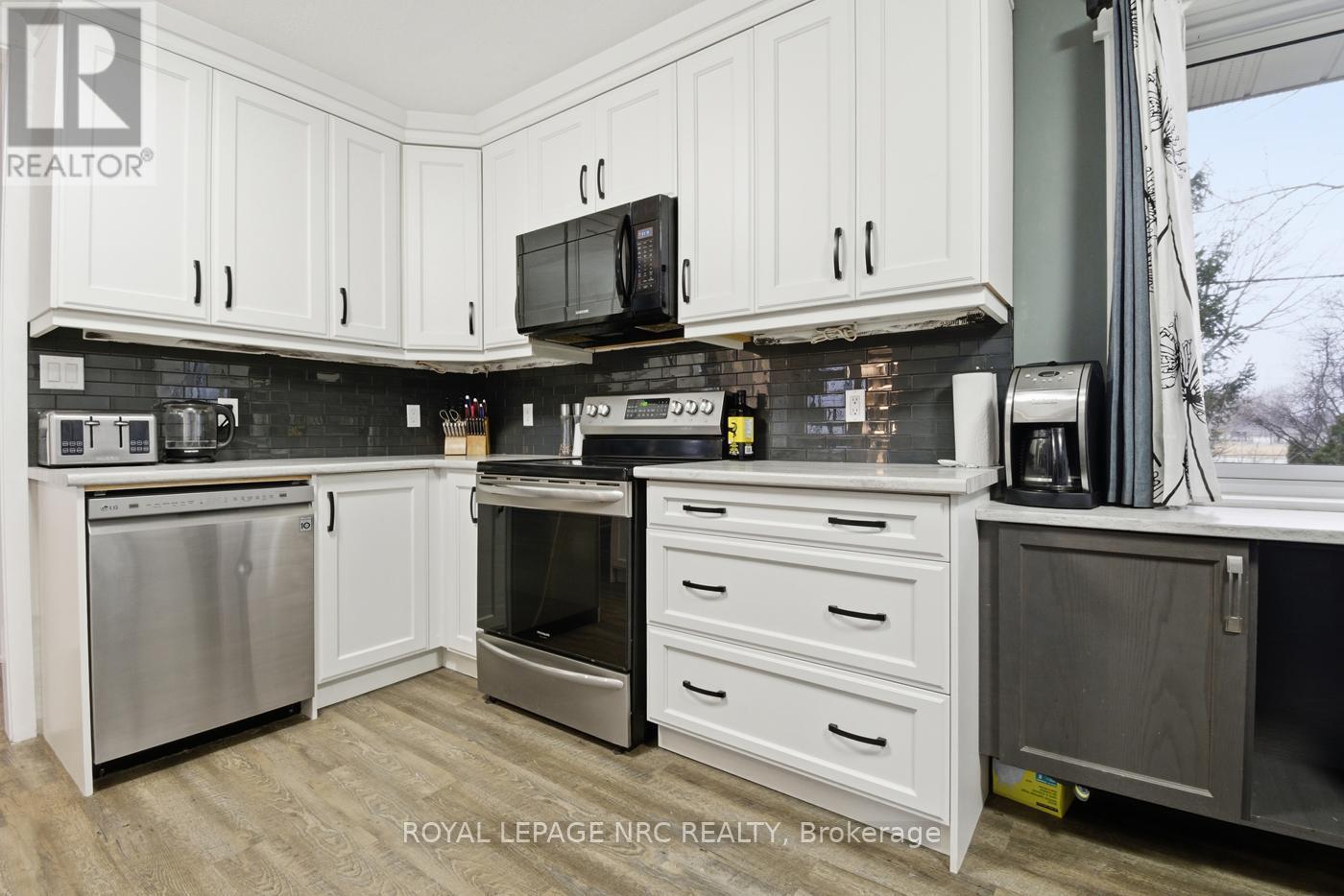 












798 PARKDALE AVENUE

,
Fort Erie (Crescent Park),




Ontario
L2A5B6

