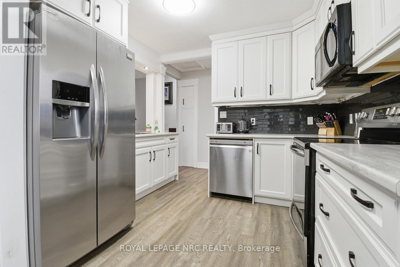 












798 PARKDALE AVENUE

,
Fort Erie (Crescent Park),




Ontario
L2A5B6

