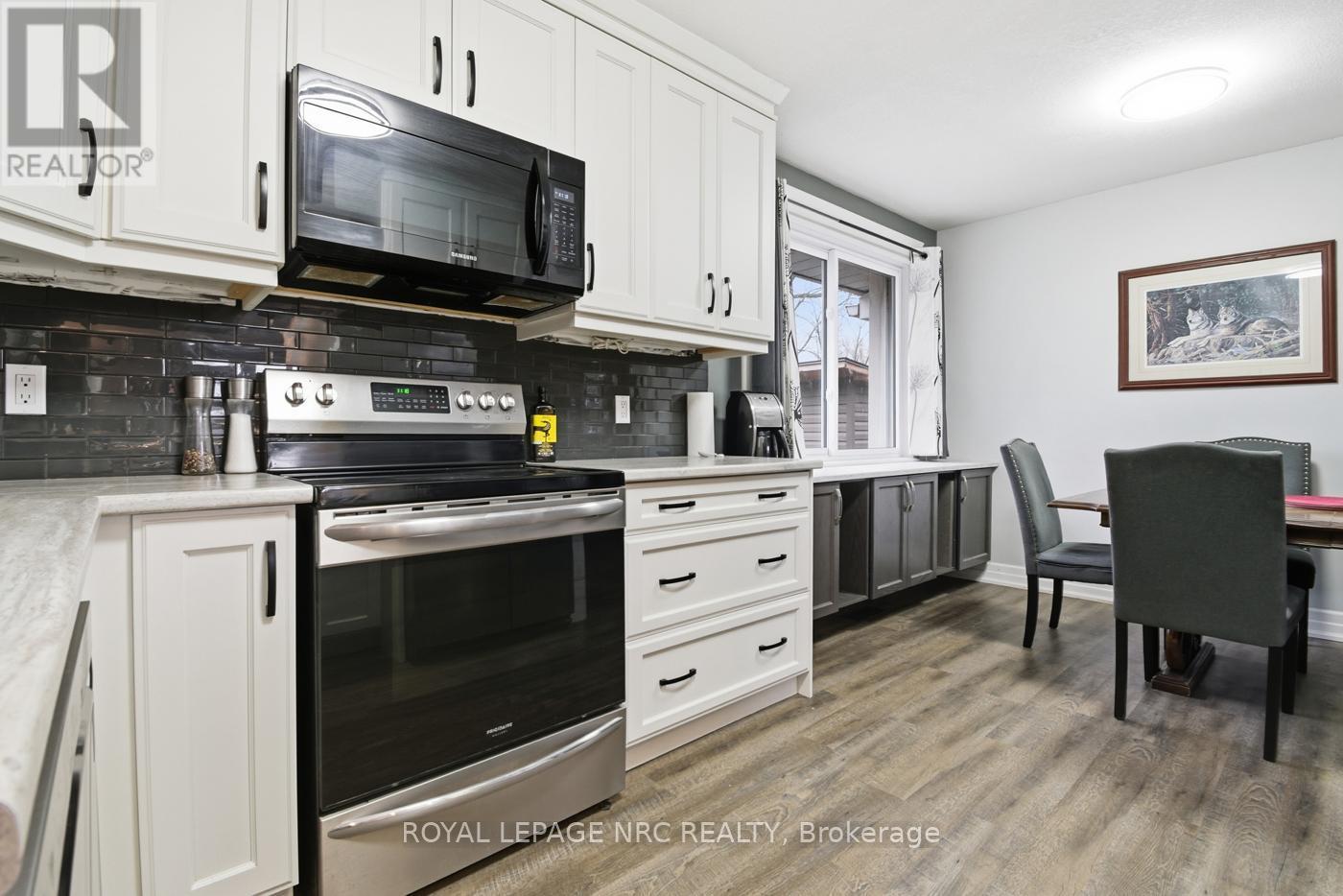 












798 PARKDALE AVENUE

,
Fort Erie (Crescent Park),




Ontario
L2A5B6

