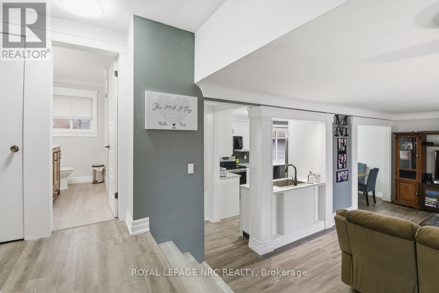 












798 PARKDALE AVENUE

,
Fort Erie (Crescent Park),




Ontario
L2A5B6

