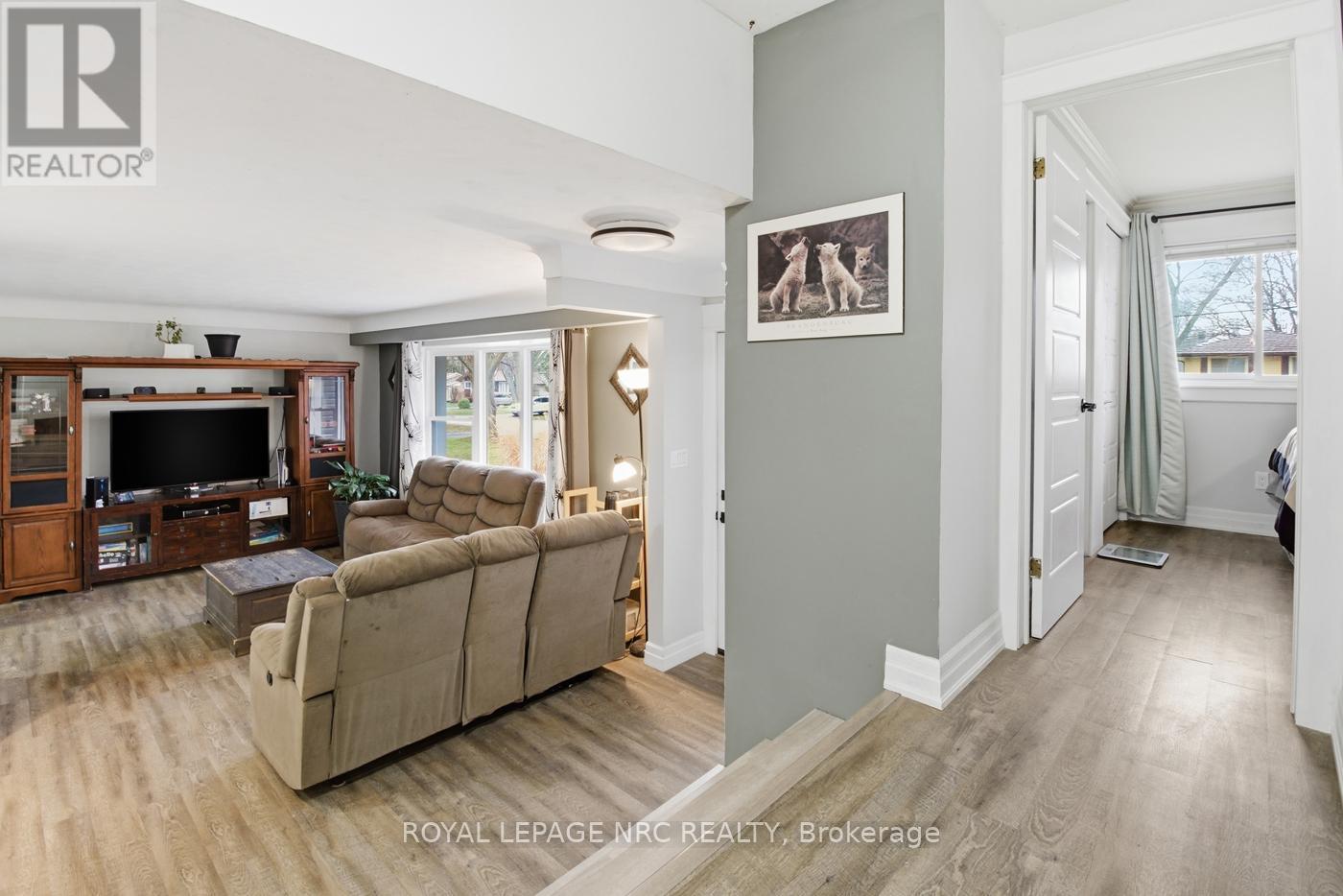 












798 PARKDALE AVENUE

,
Fort Erie (Crescent Park),




Ontario
L2A5B6

