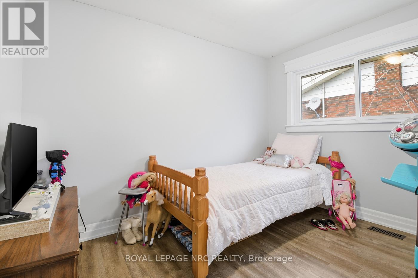 












798 PARKDALE AVENUE

,
Fort Erie (Crescent Park),




Ontario
L2A5B6

