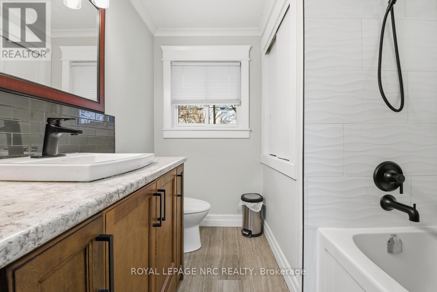 












798 PARKDALE AVENUE

,
Fort Erie (Crescent Park),




Ontario
L2A5B6

